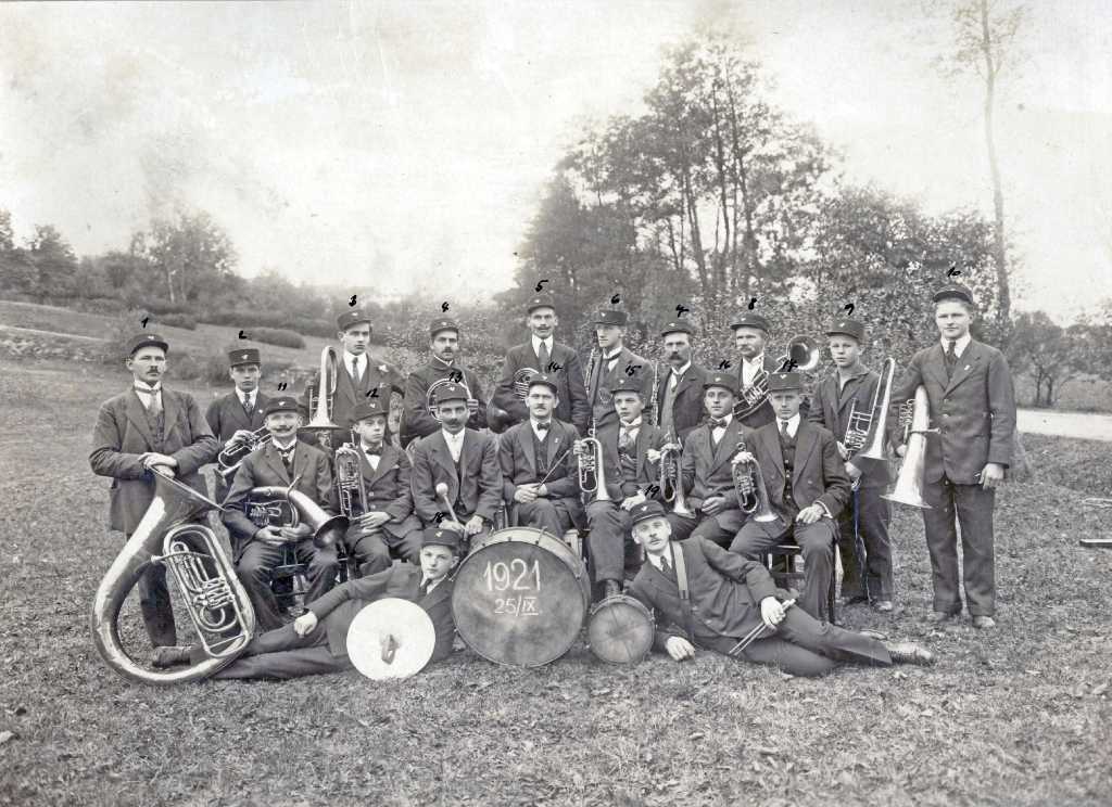 20_013.jpg - Dechová kapela Vratislava Reinelta z roku 1921. 1.Reinelt Otta Kyšperk, 2.Laier Gustav Orlice, tovární domky, 3.Mikyska František Kyšperk, 4.Šulc Bohuslav Kyšperk, 5.Mikyska Josef Kunčice, 6.Novotný Josef Orlice, tovární domky, 7.Novotný Lukavice, 8.Slavík Lukavice, 9.Kubový Emil Kyšperk, 10.Reinelt Karel Kyšperk, 11.NOvotný Josef Orlice, tovární domky, 12.Franc Antonín Orlice, tovární domky, 13.Plíva Jan Kyšperk, 14.Reinelt Vratislav, kapelník Kyšperk, 15.Lug Stanislav Lanšperk, 16.Suchomel Linhart Lukavice, 17.Sýsr František Rotnek, 18.Kohoutek Robert Kyšperk, 19.Vyhnálek František Kyšperk