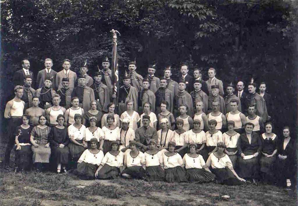 21_008.jpg - členstvo Sokola v Kyšperku kOlem roku 1930. Horní řada zleva: Kubový (z náměstí), Zlatník (truhlář), Kacálek, Vašíček, Novák (učitel), Hubálek (strojník), Faltus (zámečník), Šendorf, Saxl Franc, Kaláb, Boh. Liebich. Druhá řada shora: Vrbický Emil, Papáček (učitel), Krčmařík, Skála, Pecka, Kubu (fotr), ?, Hájek (kominík), Skoček, Pavlišta, Motl, Vaníček (řed.), Jilemnický (krejčí), Vrbický Gusta (hodinář), ?. Třetí řada shora: ?, Kaplan, ?, ?, Krásová (schovanka u Skálů), Nováková, Papáčková, ?, Kučerová Zd., Faltus Olda, Pavlišta Vl., Berka, ?, Berakopf. Čtvrtá řada shora: Hrdinová, Lízalová (Klohnová), Vašíčková (Ema), Hodboďová, Bernkopfová, Škachová Jarmila, Zvířecí, Konhauser, Syrovátková, Vrbická M.-Bubeníčková, Voborníková, Vašíčková An., Kotková, Pavlištová, Voborníková, Skočková. První řada zdola: Poláčková, Neškudlová, Matyášová, Hlaváčová (sestra obchodn.), Brandejsová (Šťastná), Fialová, Reineltová Fanynka (sestra Vraťky)
