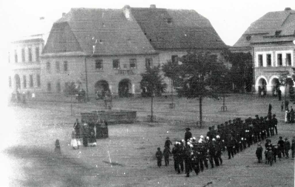 21_020.jpg - Náměstí s hostincem Beseda čp. 45 kolem roku 1890