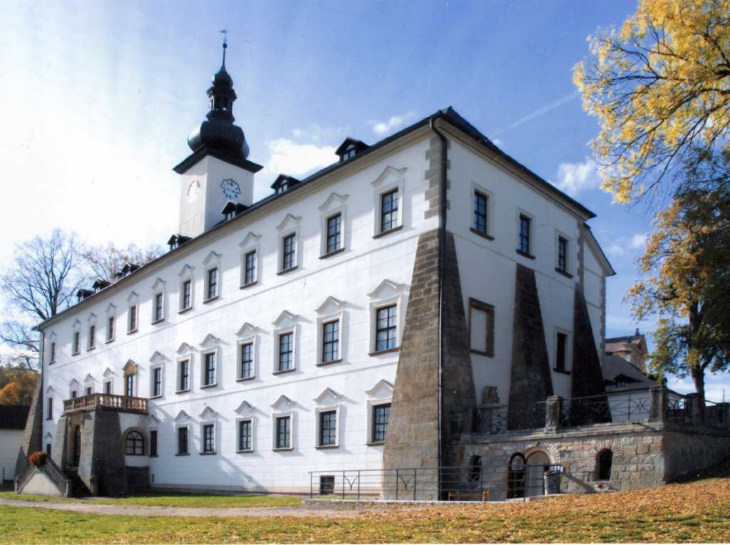 22_001.jpg - Budova zámku ze zámecké terasy v roce 2007