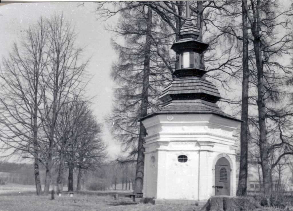 22_015.jpg - Hotmarova kaplička z roku 1680 u staré cesty do Šedivce
