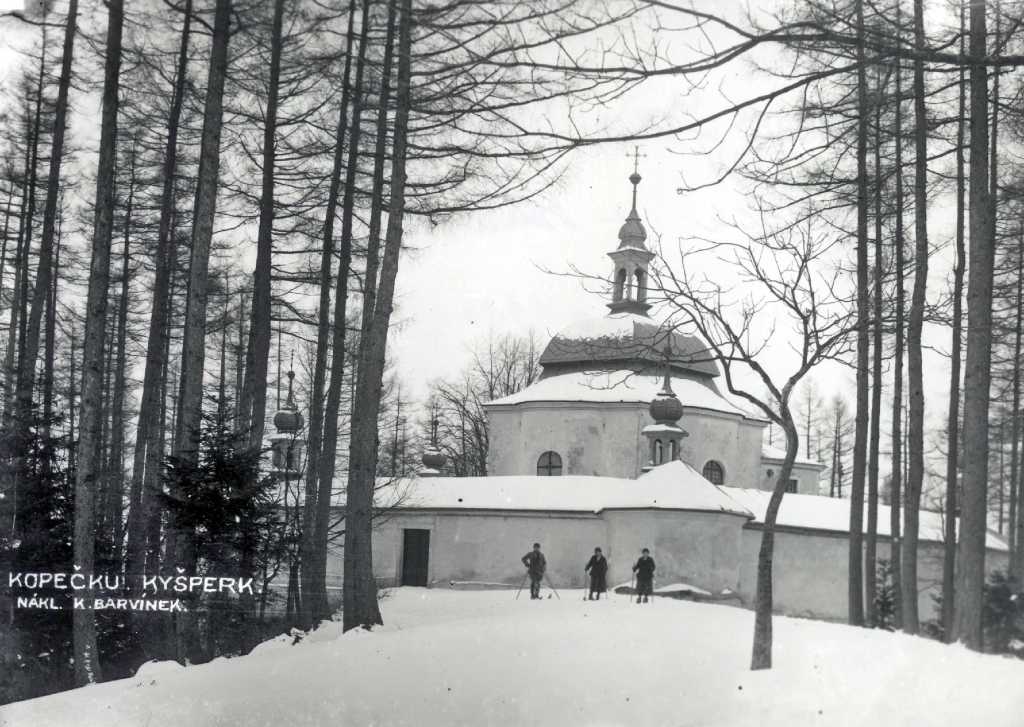 22_018.jpg - Kapla sv. Jana Nepomůckého na Kopečku z roku 1736, pohled od zadní strany. Foto z roku 1930
