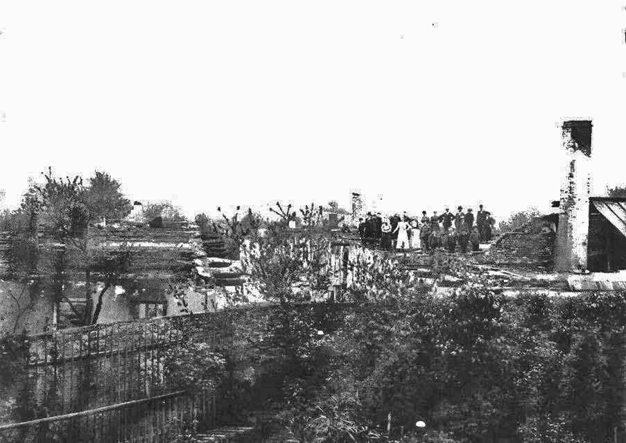 24_001.jpg - Po požáru Nového města v roce 1900. Pohled z okna Špitálu