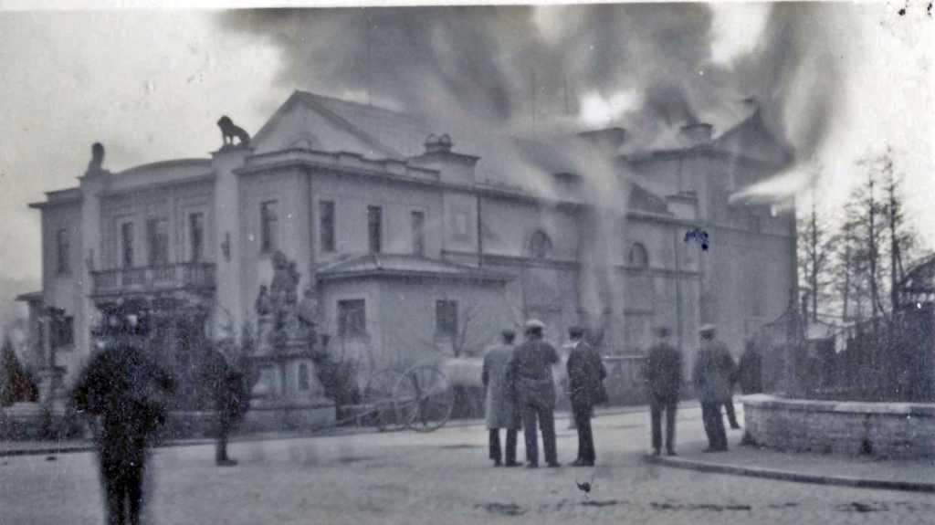24_002.jpg - Požár divadla v roce 1933