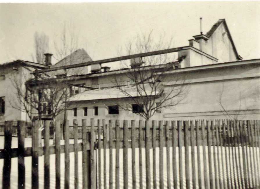 24_004.jpg - Vyhořelá Orlovna na 0rlici 1954