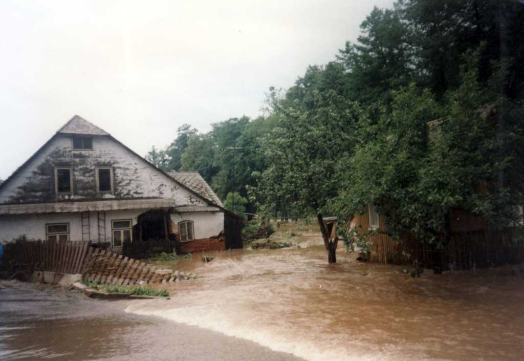 24_020.jpg - Povodeň 7.7.1997. Toto kunčické stavení čp. 143 muselo být po povodni zrušeno