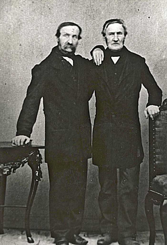 26_011.jpg - Kyšperský starosta a historik Alois Glietsch (Klíč) (1812 - 1872) stojící vlevo, vpravo bratr František (ranhojič)