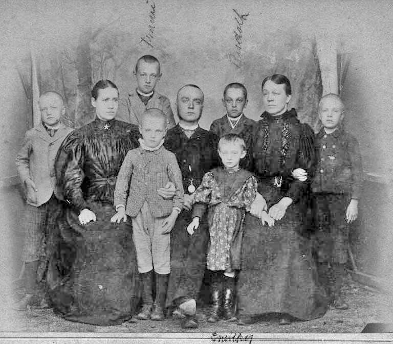 29_003.jpg - Rodina Frant. Faltusa, dříve komorník, potom správce zámku. Vzadu třetí zprava syn Rudolf, později malíř.