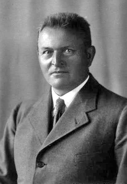 29_010.jpg - František Dostálek ze Šedivce, zámecký kočí, řidič a správce, též starosta města v letech 1938 - 1945 a 1946 - 1948. Svým chováním a znalostí němčiny zabránil v době protektorátu mnohému zlu.