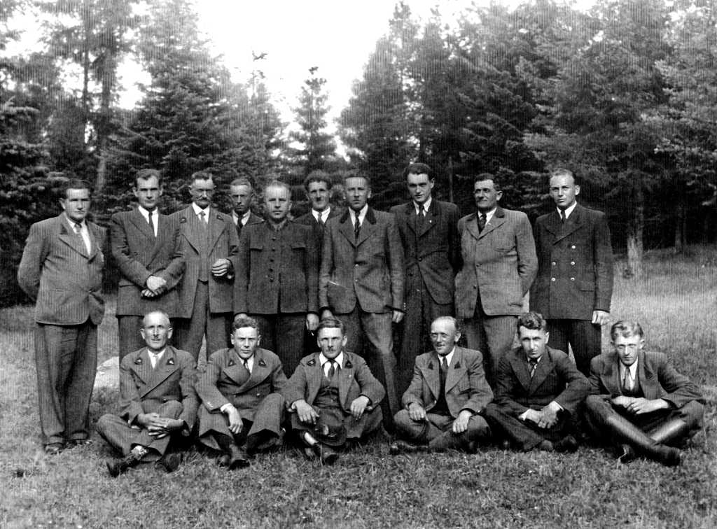 29_019.jpg - Střelby v Oboře 1945 - 1946. Hajní bývalého velkostatku. Stojící zleva: Šolc Vendelín, hajný Studený, Hrdina Mir, lesní Těchonín, Bárnet Václav, hajný Pustiny, Haloun Gustav,lesní v Novém dvoře, Bárnet Ladislav, šafář z drevni, Kacálek Karel, důchodní, Neubert Vlad., adjunkt velkostatku, Šolc Josef, hajný z Bredůvky, Mikula Václav, adjunkt. Sedící zleva: Adler Jan, hajný Těchonín potom v Oboře, Junek Čeněk, hajný Těchonín, Vančura Jiří, hajný Bažantnice, Vančura Josef, hajný a porybný z verměřovického dvora, Lorenc Oldřich, hajný Bořitov, Bárnet Frant., hajný Pustiny