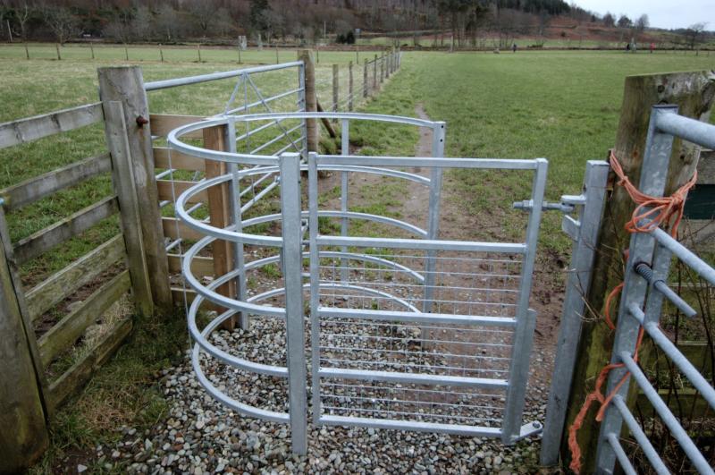 NIK_D100_4476.jpg - Nether Largie Standing stones, protiovčí průlez